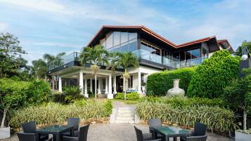 Fachada de la propiedad