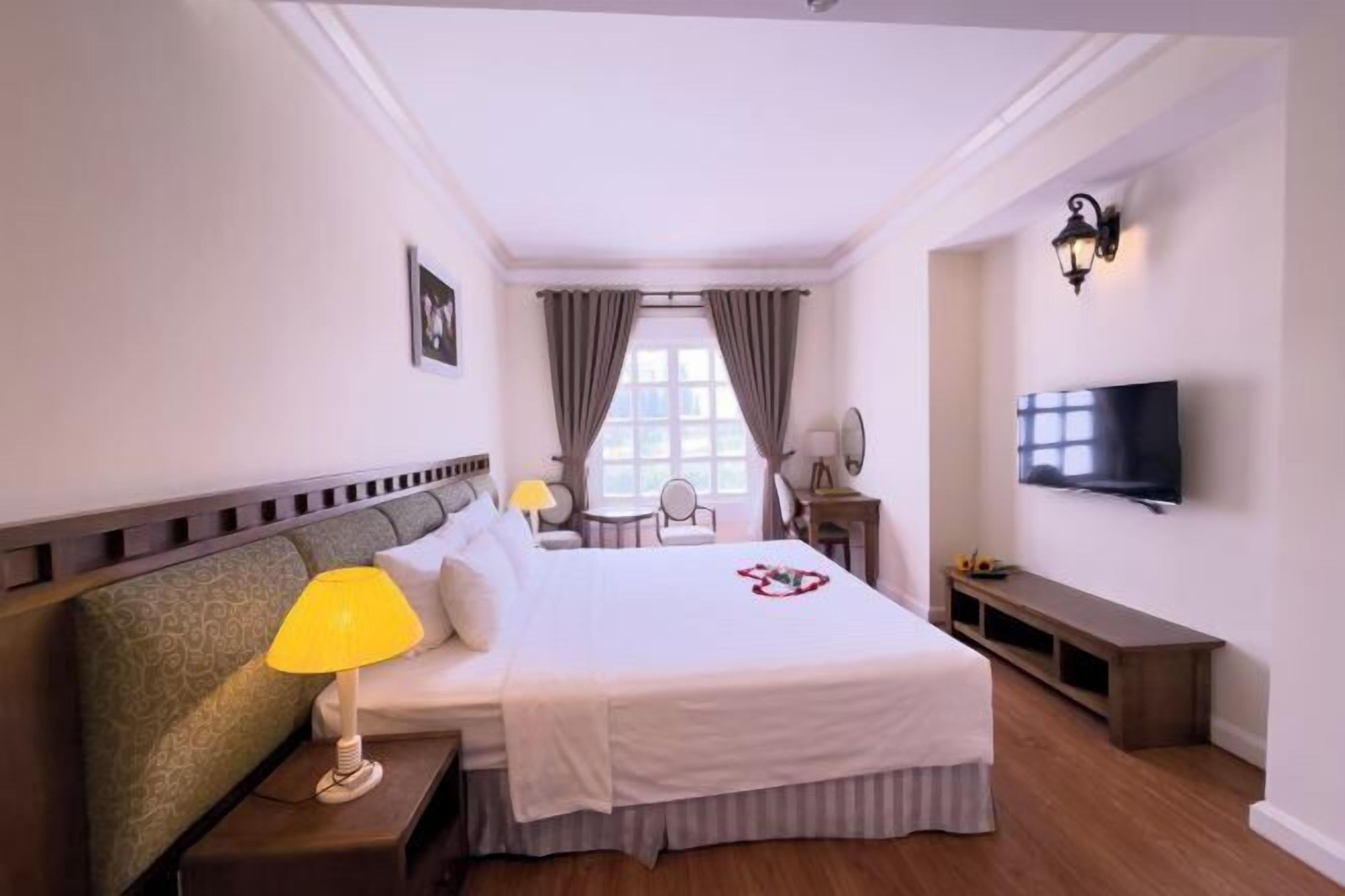 Minibar, caja de seguridad en la habitación y escritorio 