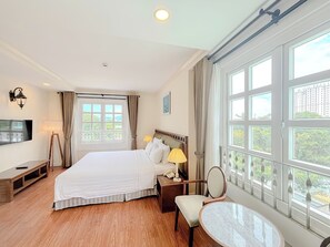 1 quarto, frigobar, cofres nos quartos, escrivaninha