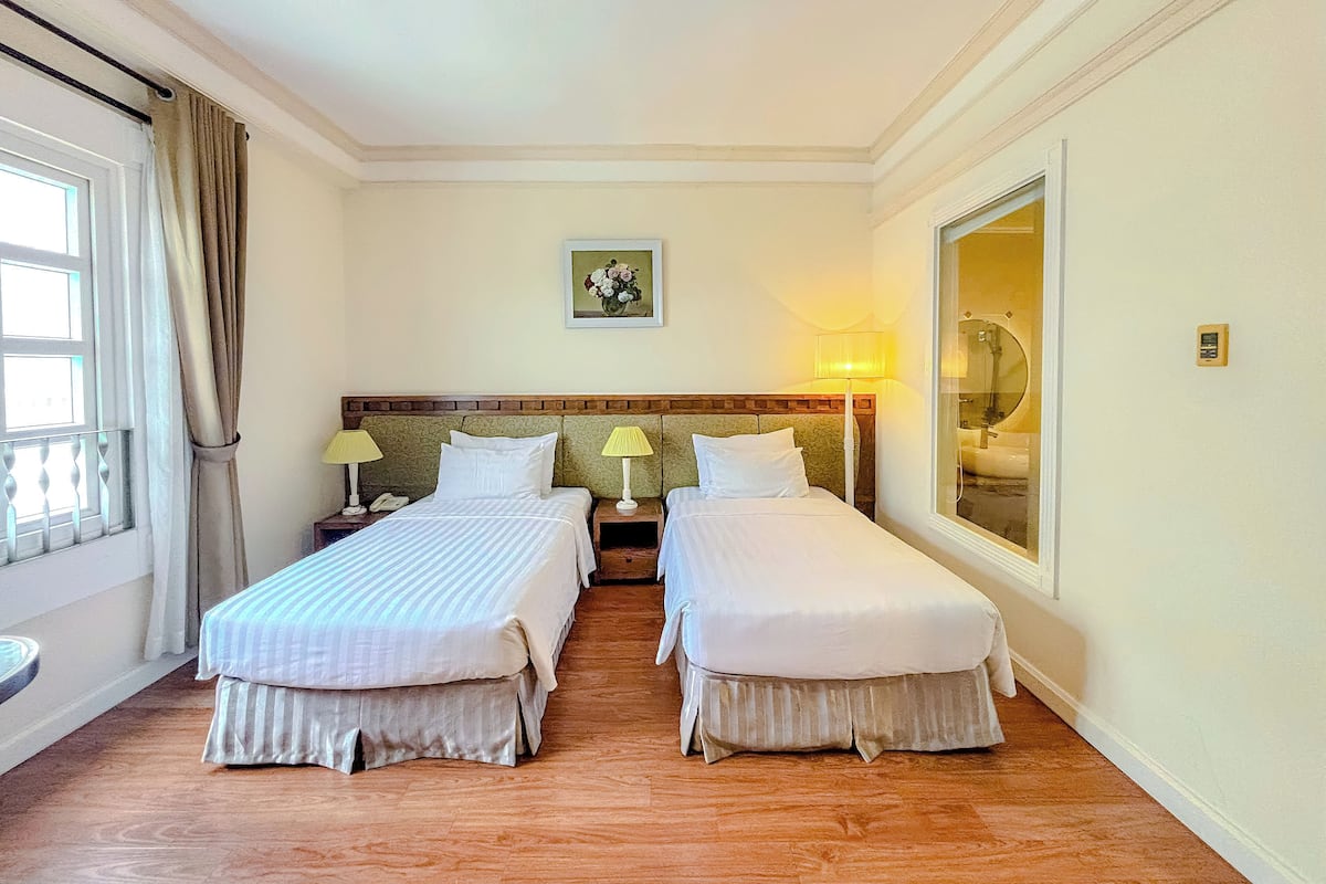 1 quarto, frigobar, cofres nos quartos, escrivaninha