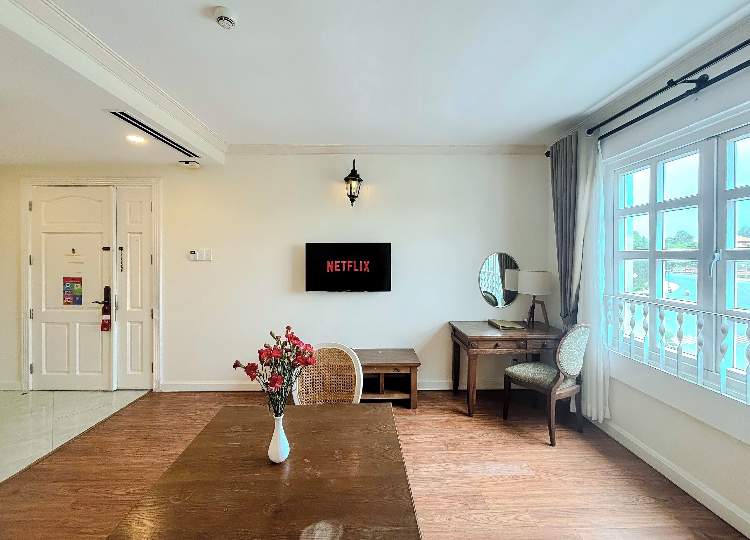 Suite | Living area | 49-inch Smart TV with cable channels, TV