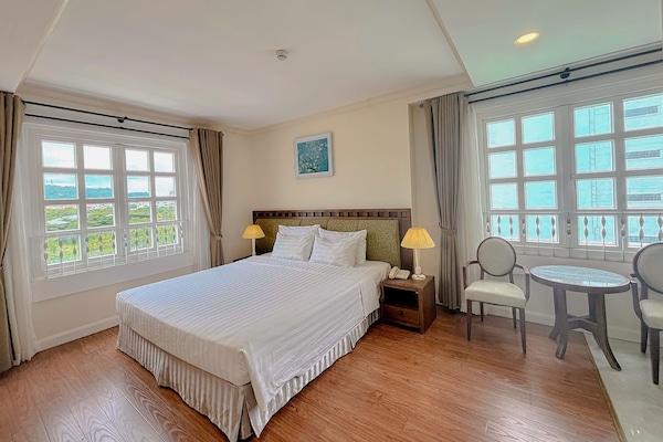 Suite | Minibar, in-room safe, desk, blackout drapes