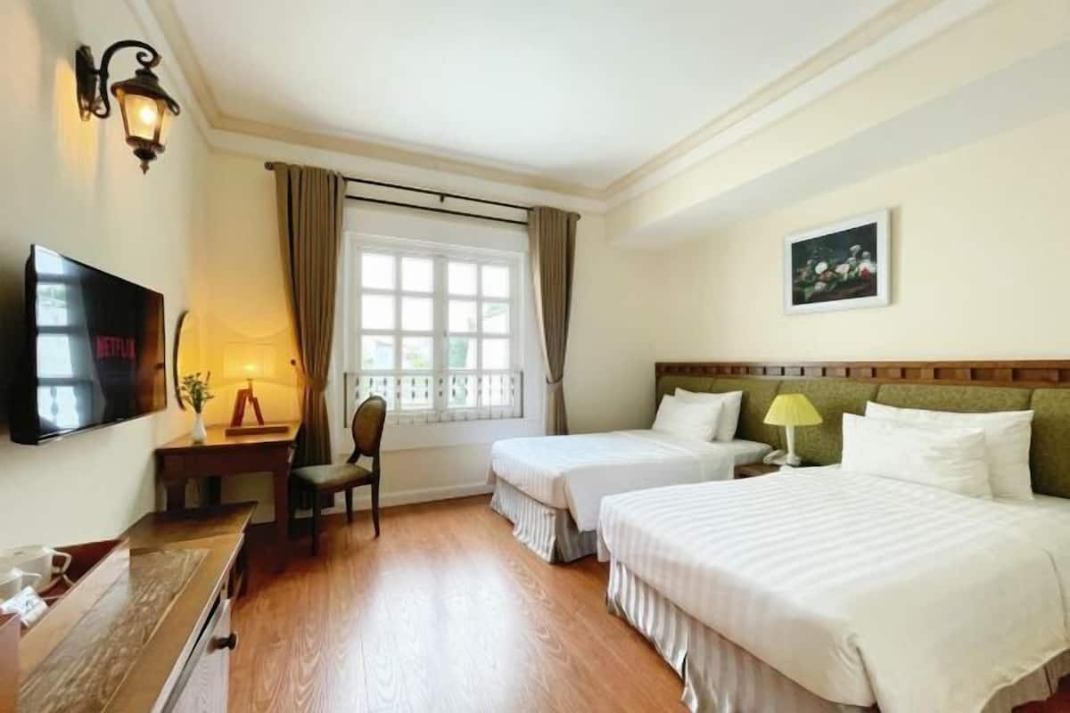 Minibar, safe på rommet, skrivebord og blendingsgardiner