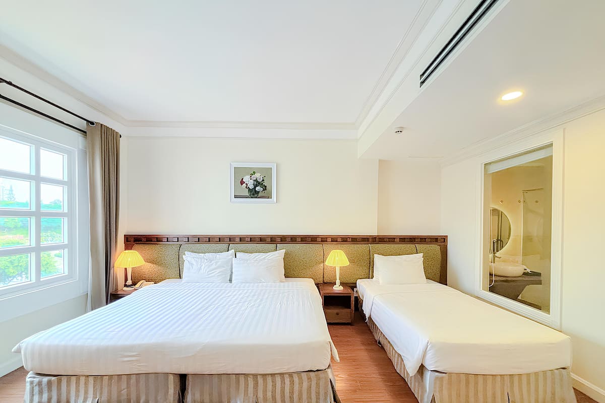 Quarto triplo superior | 1 quarto, frigobar, cofres nos quartos, escrivaninha