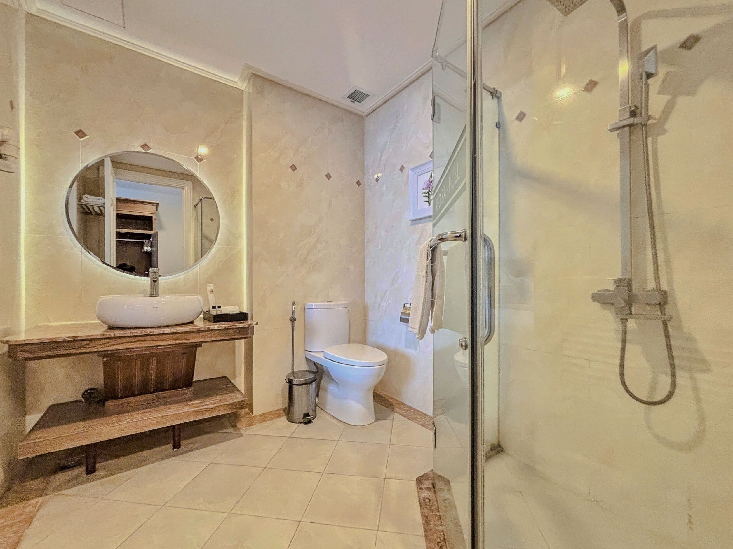 shower, rainfall showerhead, free toiletries, hair dryer