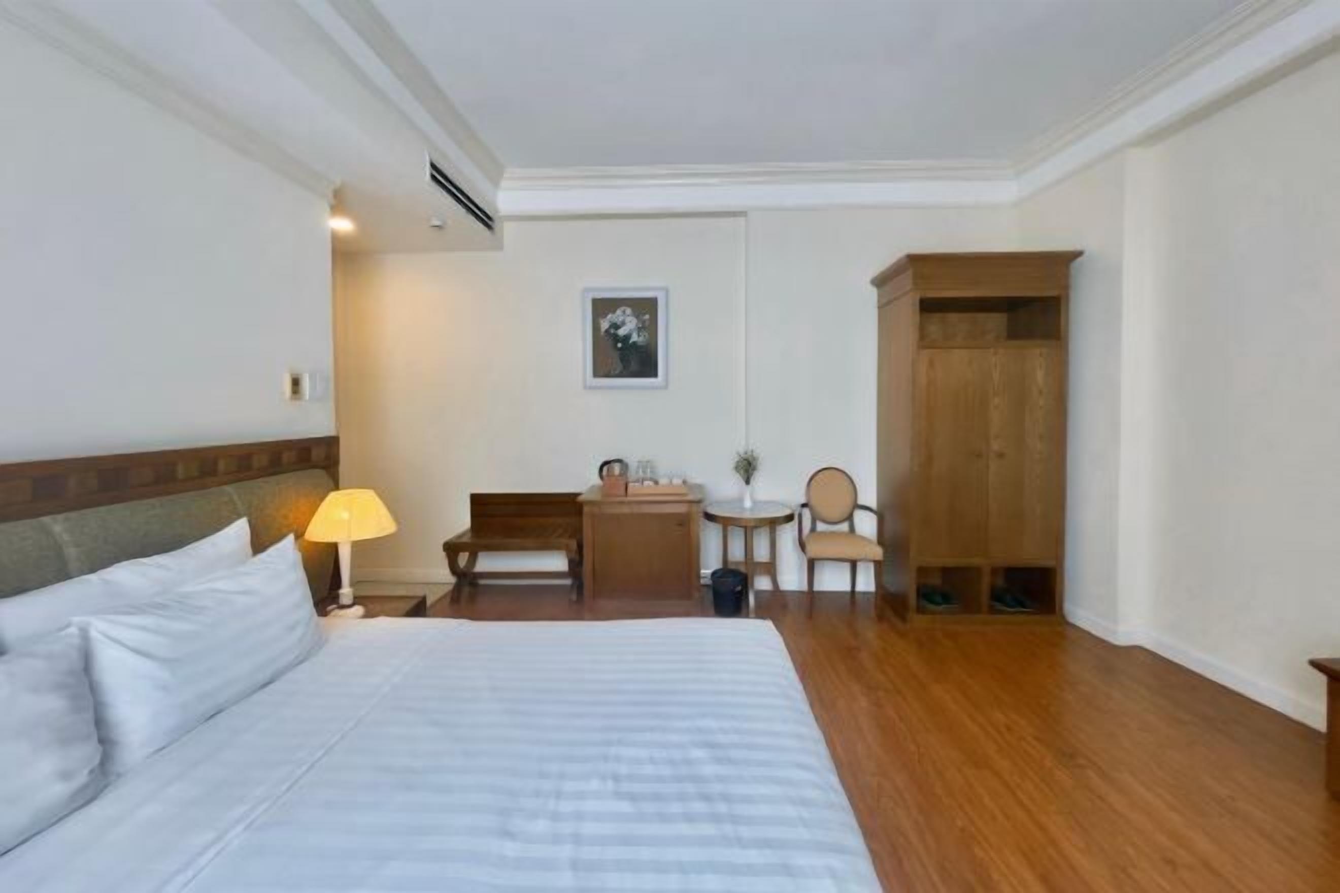 Minibar, safe på rommet, skrivebord og blendingsgardiner