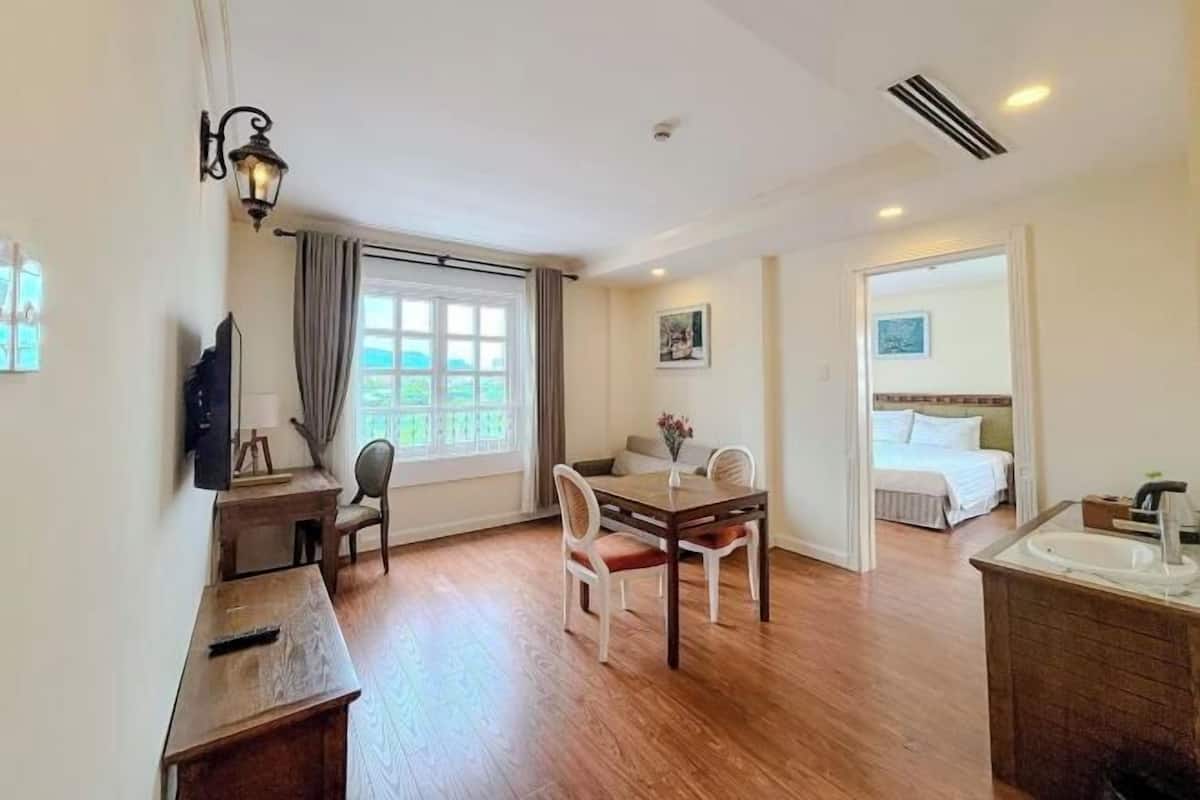 Minibar, safe på rommet, skrivebord og blendingsgardiner