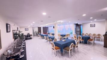 Ontbijtbuffet in het weekend (VND 120000 per persoon)