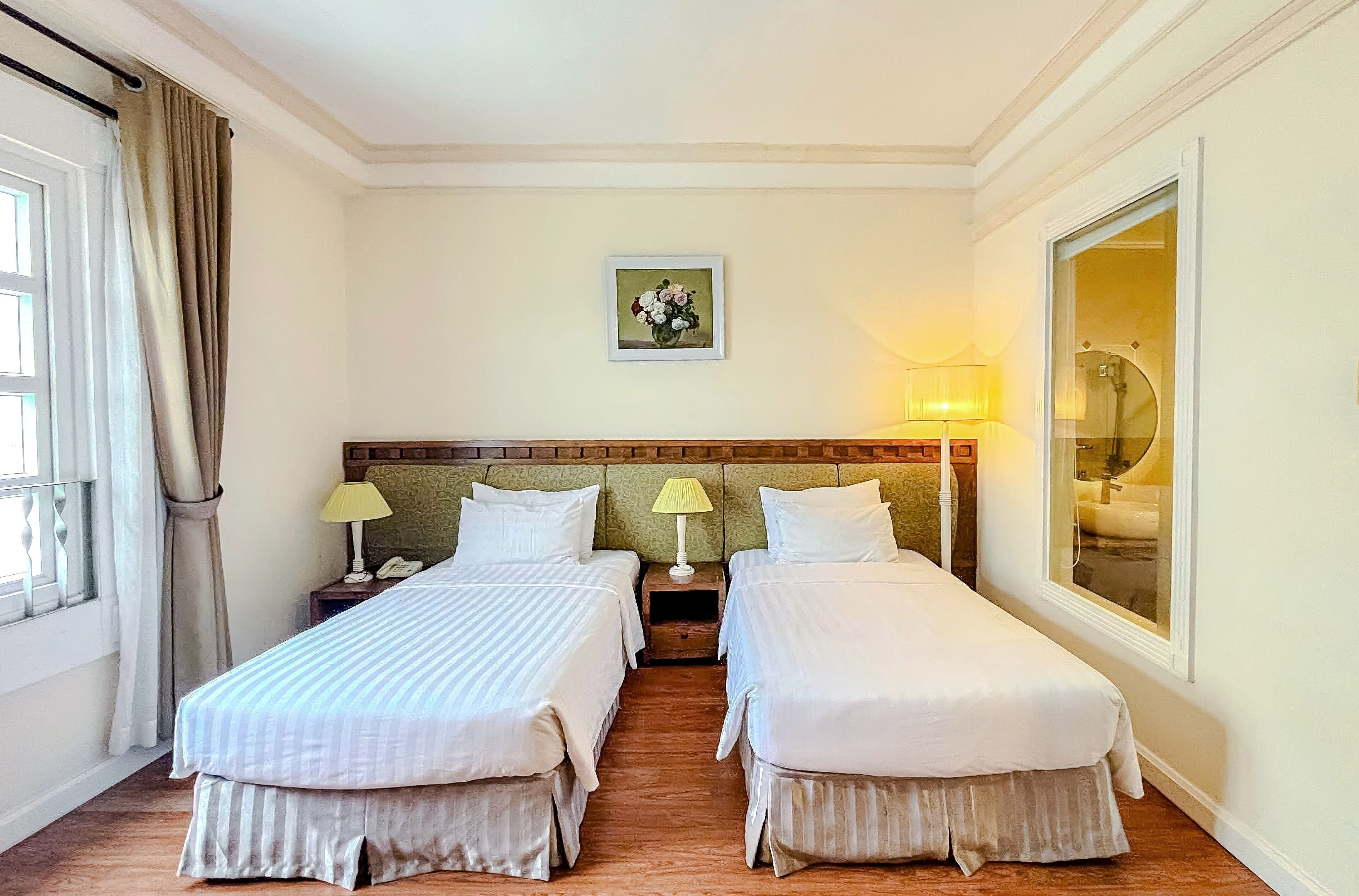 Deluxe Twin Room | Minibar, in-room safe, desk, blackout curtains