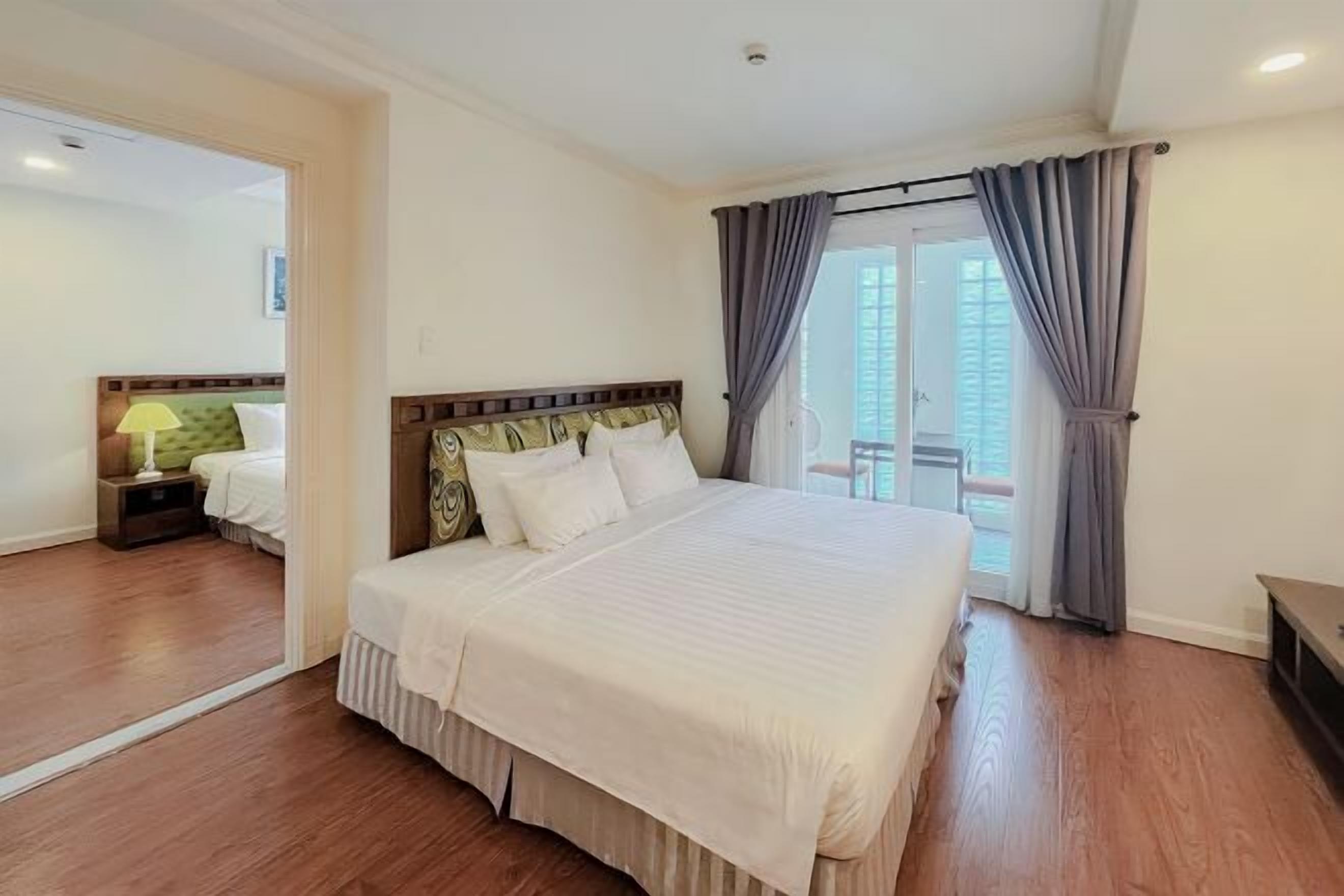 Minibar, safe på rommet, skrivebord og blendingsgardiner