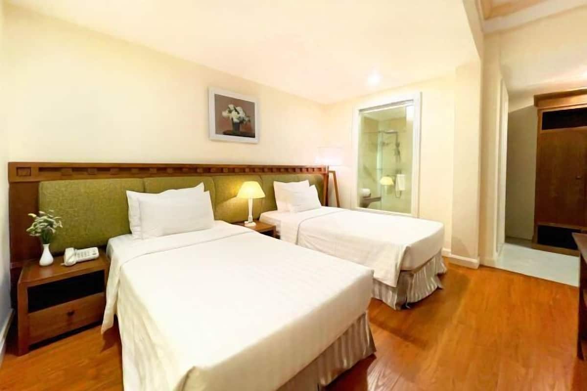 Minibar, safe på rommet, skrivebord og blendingsgardiner