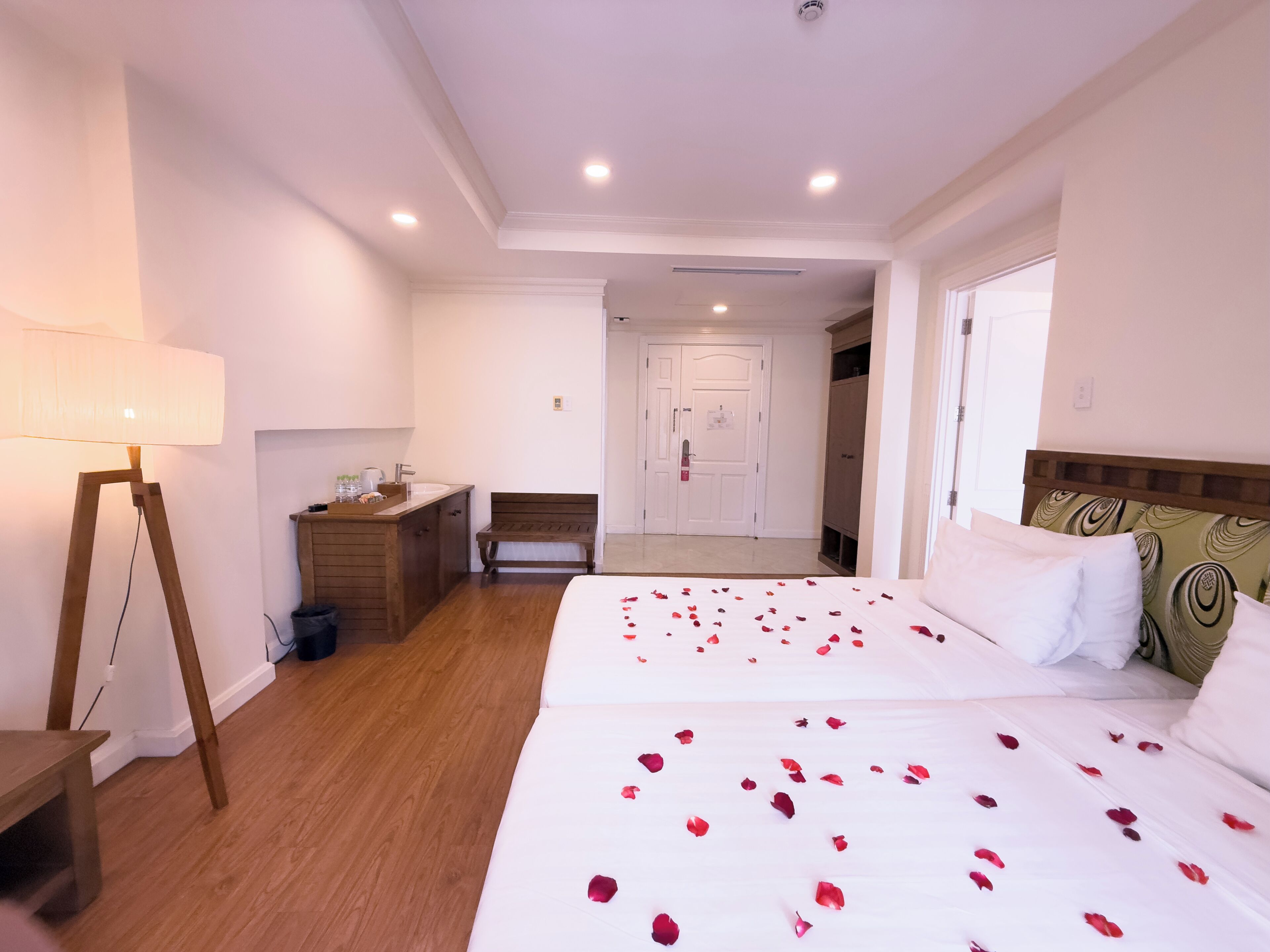 Deluxe vierpersoonskamer | Een minibar, een kluis op de kamer, een bureau, verduisterende gordijnen