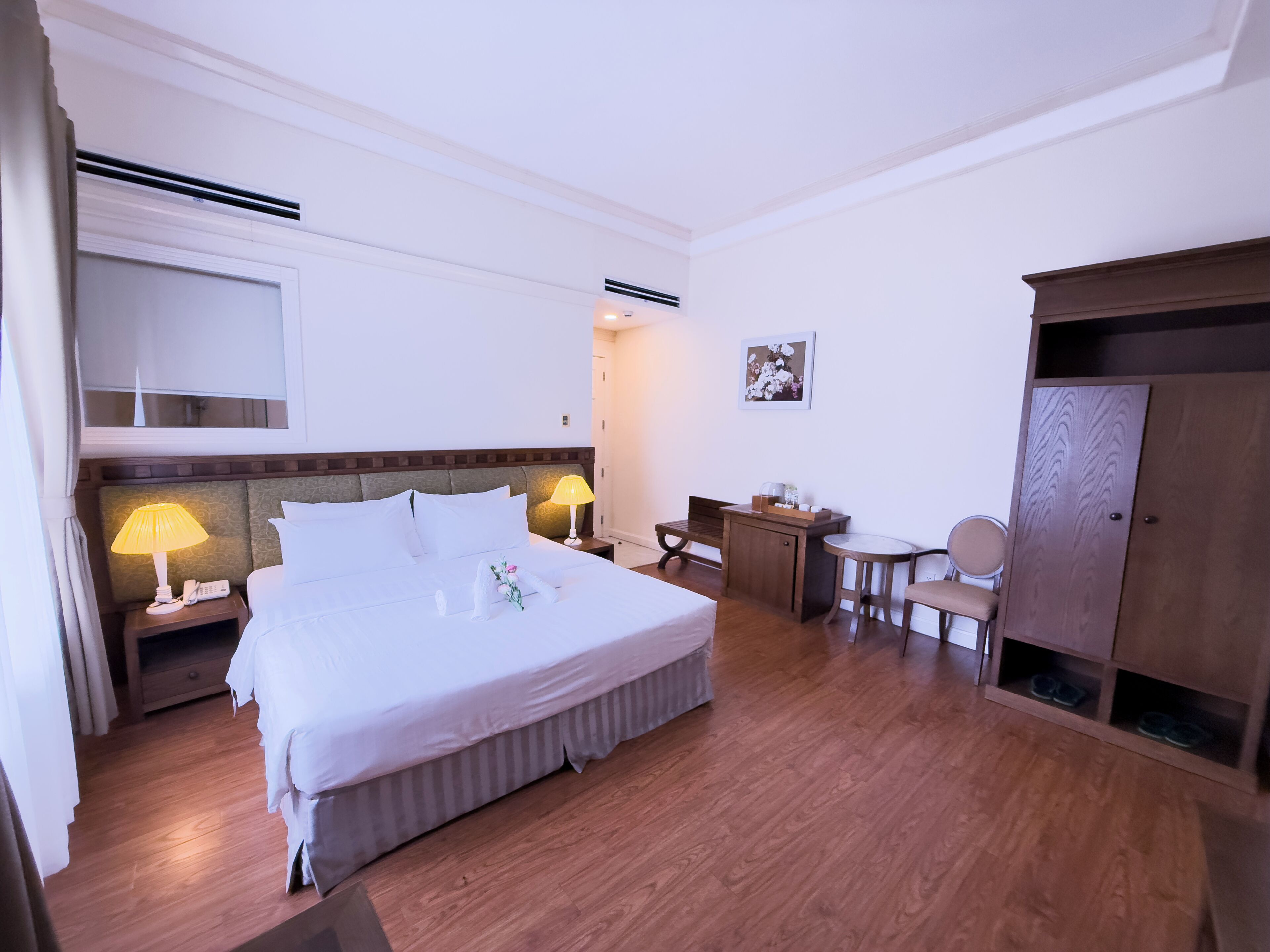 Superior tweepersoonskamer | Een minibar, een kluis op de kamer, een bureau, verduisterende gordijnen