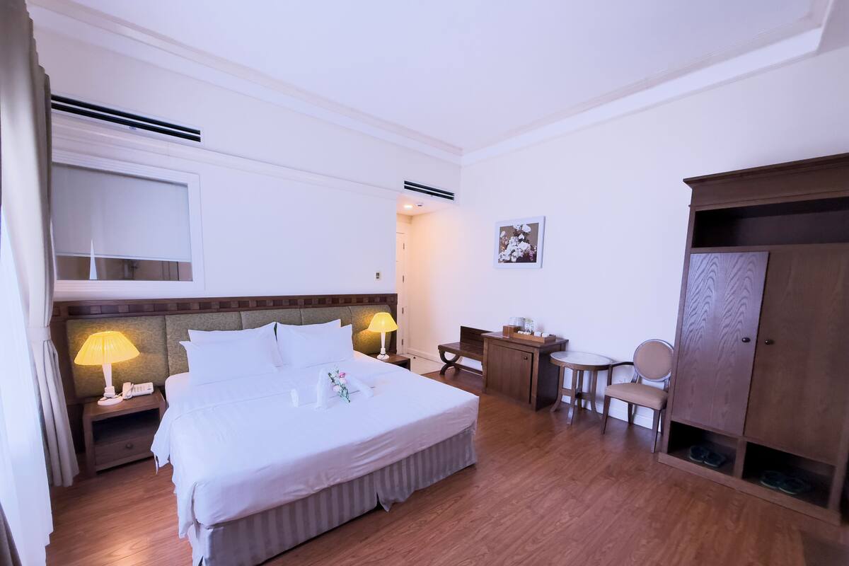 Superior tweepersoonskamer | Een minibar, een kluis op de kamer, een bureau, verduisterende gordijnen