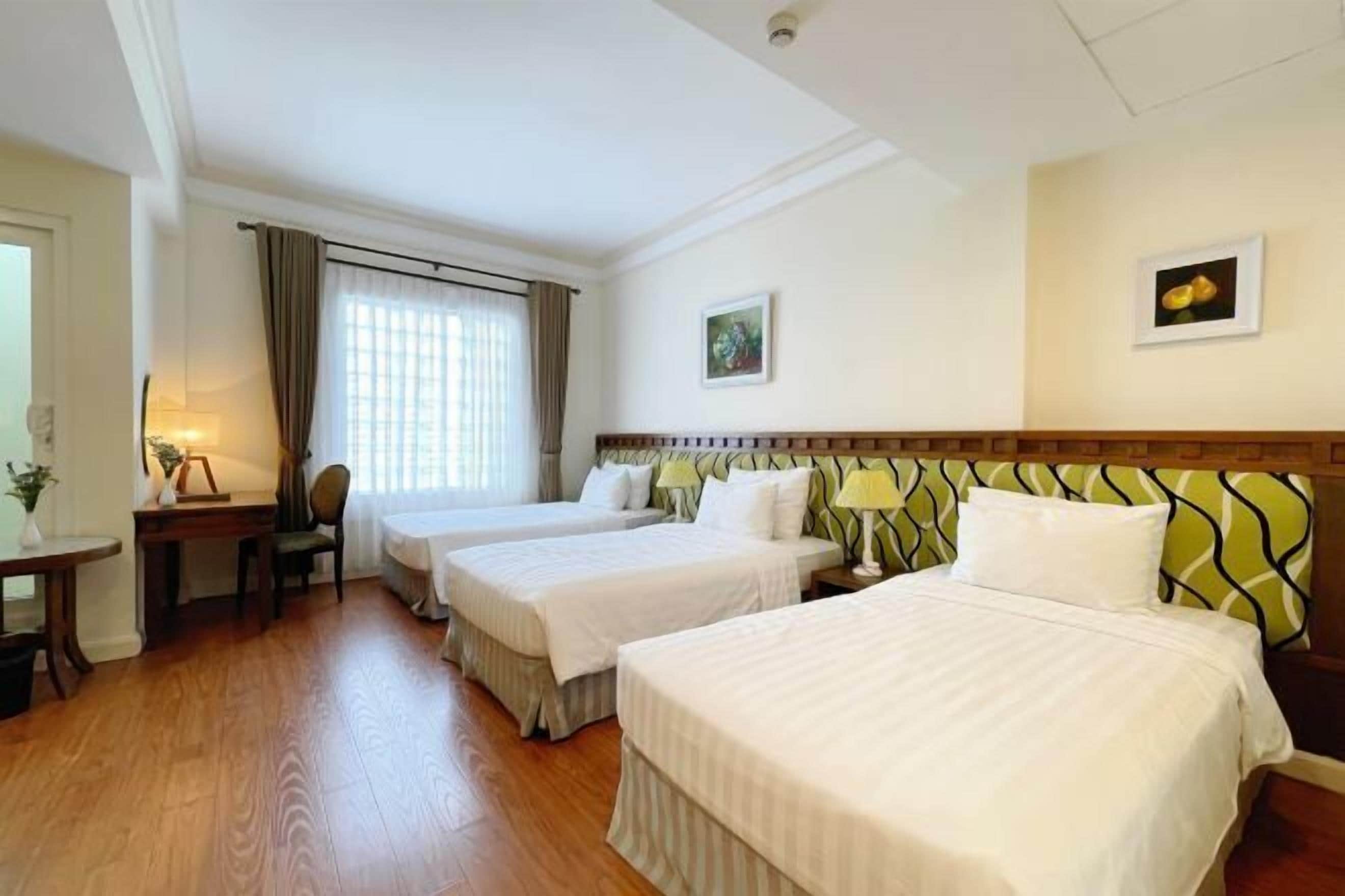 Minibar, safe på rommet, skrivebord og blendingsgardiner