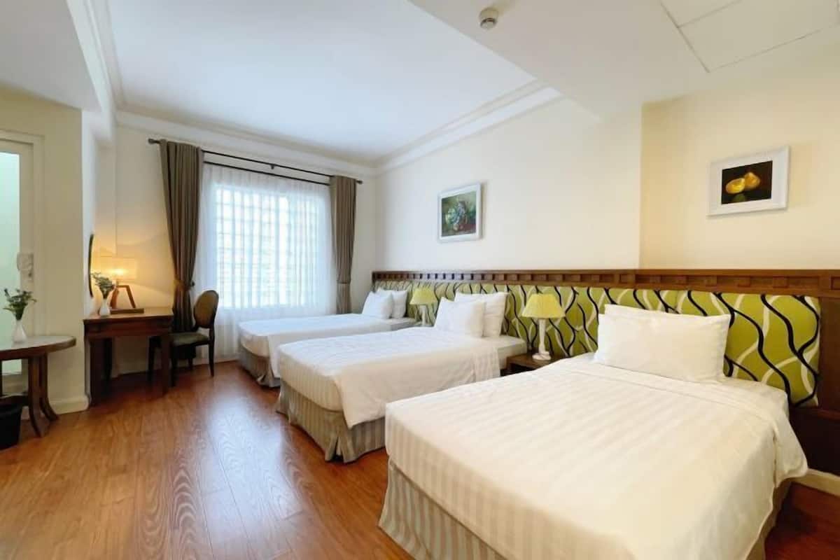 Minibar, safe på rommet, skrivebord og blendingsgardiner