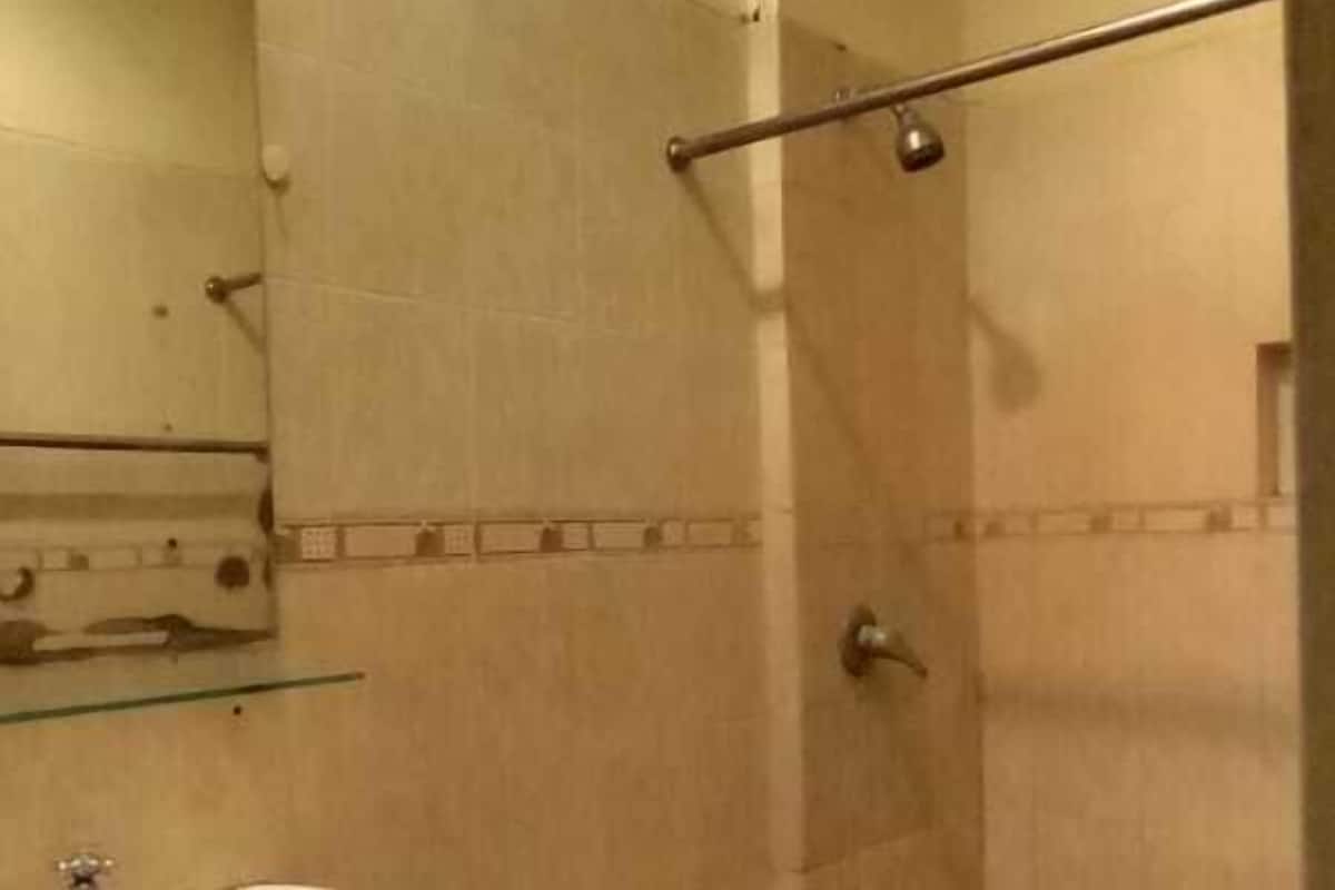 Camera Standard | Una scrivania, tende oscuranti, Wi-Fi gratuito