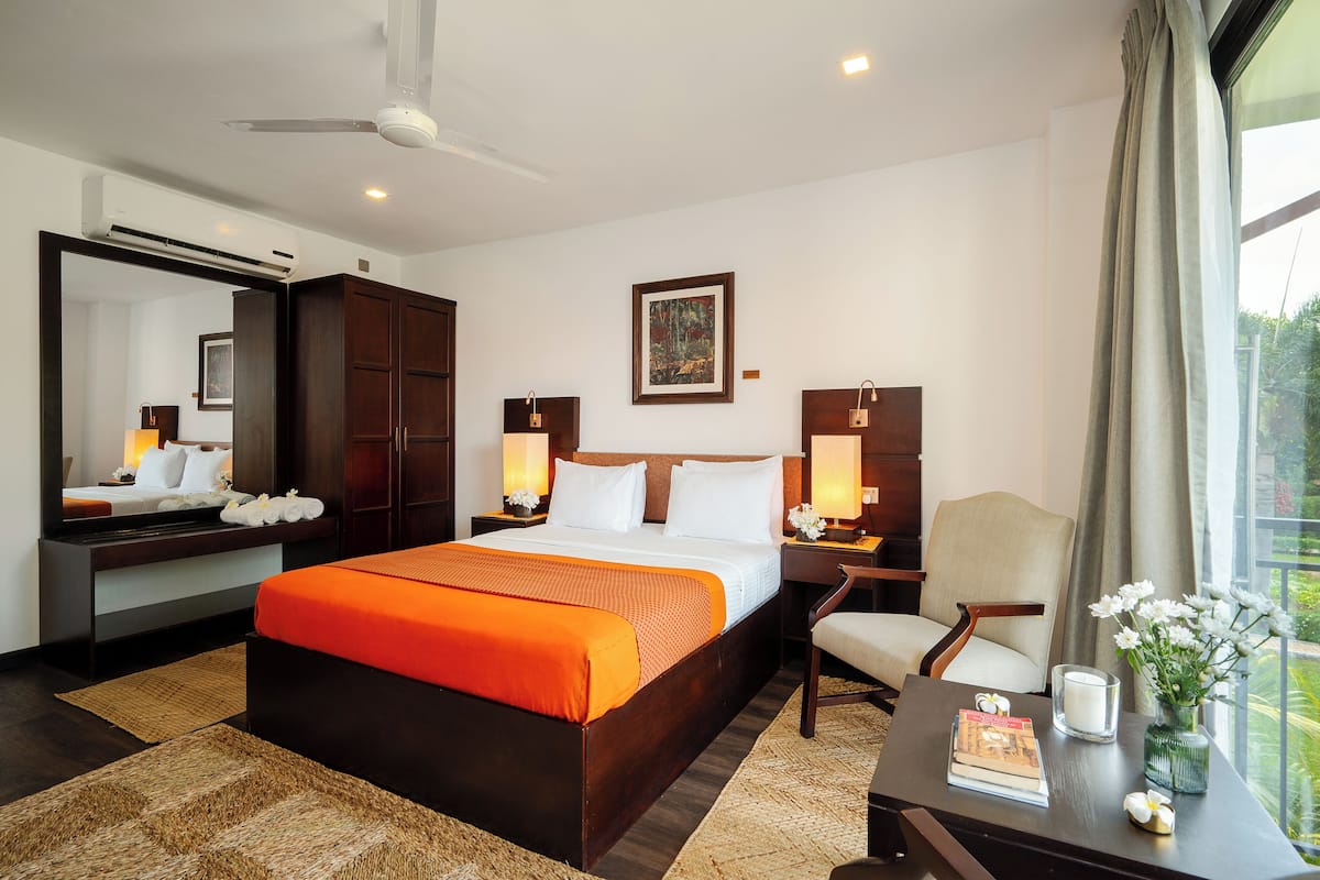 Deluxe Room with Garden Views | Minibar, in-room safe, desk, blackout drapes