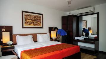 Habitación Deluxe con 2 camas individuales, vistas al jardín | Minibar, caja fuerte, decoración individual y mobiliario individual