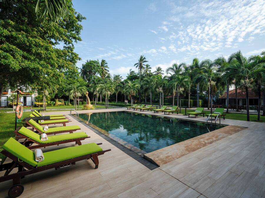 Outdoor pool, open 7 AM to 9 PM, pool loungers