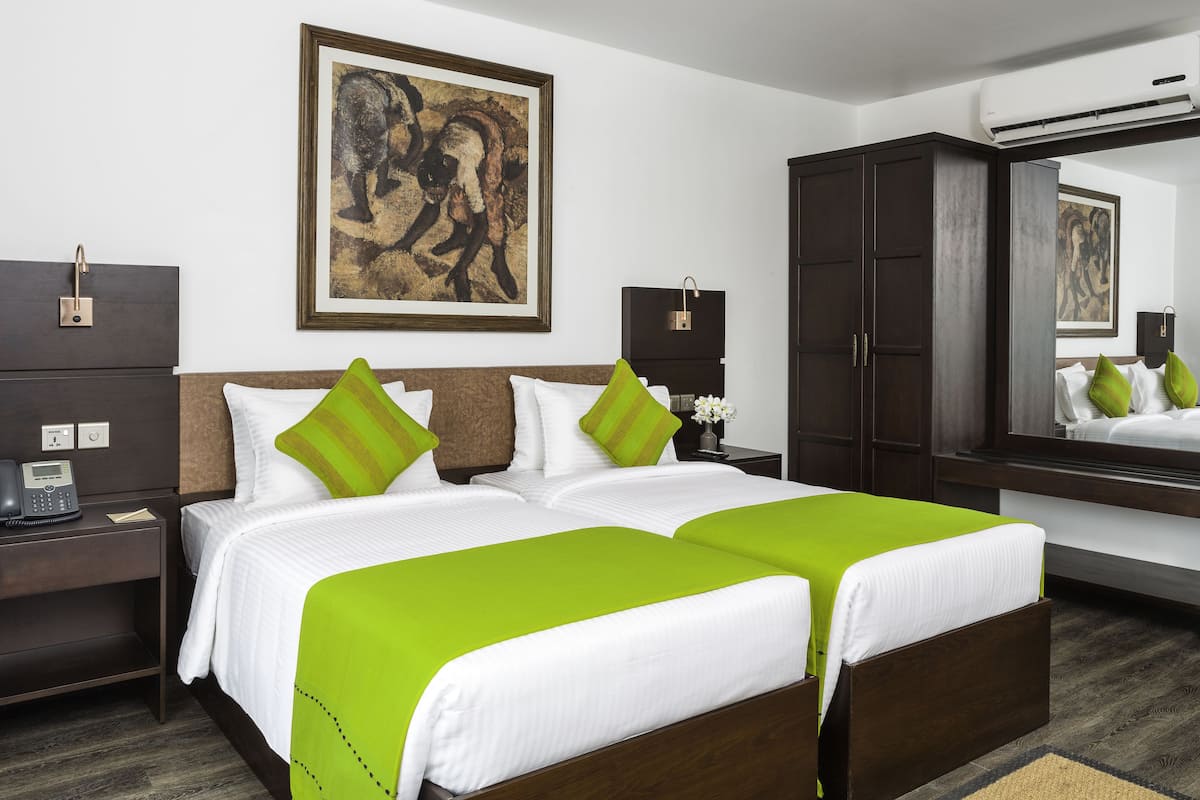 Deluxe Twin Room, Garden View | Minibar, in-room safe, desk, blackout drapes