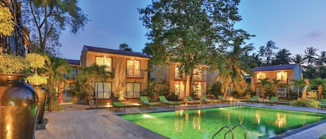 Hồ bơi ngoài trời, mở cửa từ 7:00 đến 21:00, ghế dài tắm nắng