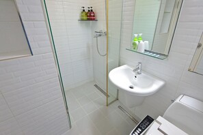 Shower, free toiletries