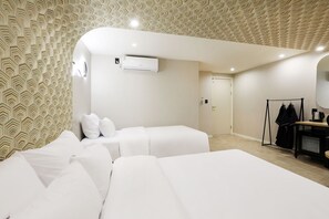 A hotel room with two beds, a wardrobe, a mirror, and an air conditioning unit. - Hotel Tomgi Jamsil (Seoul)