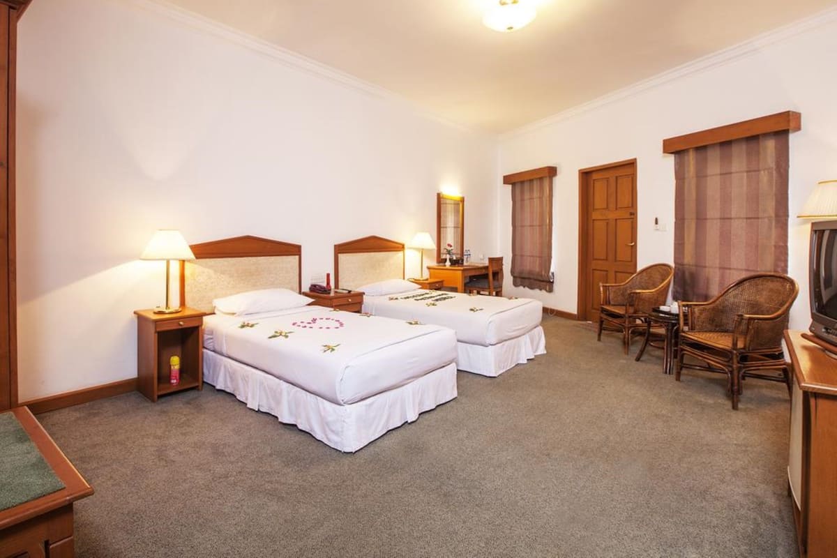 Deluxe Room (B) | Minibar, desk, rollaway beds (surcharge), WiFi (free)