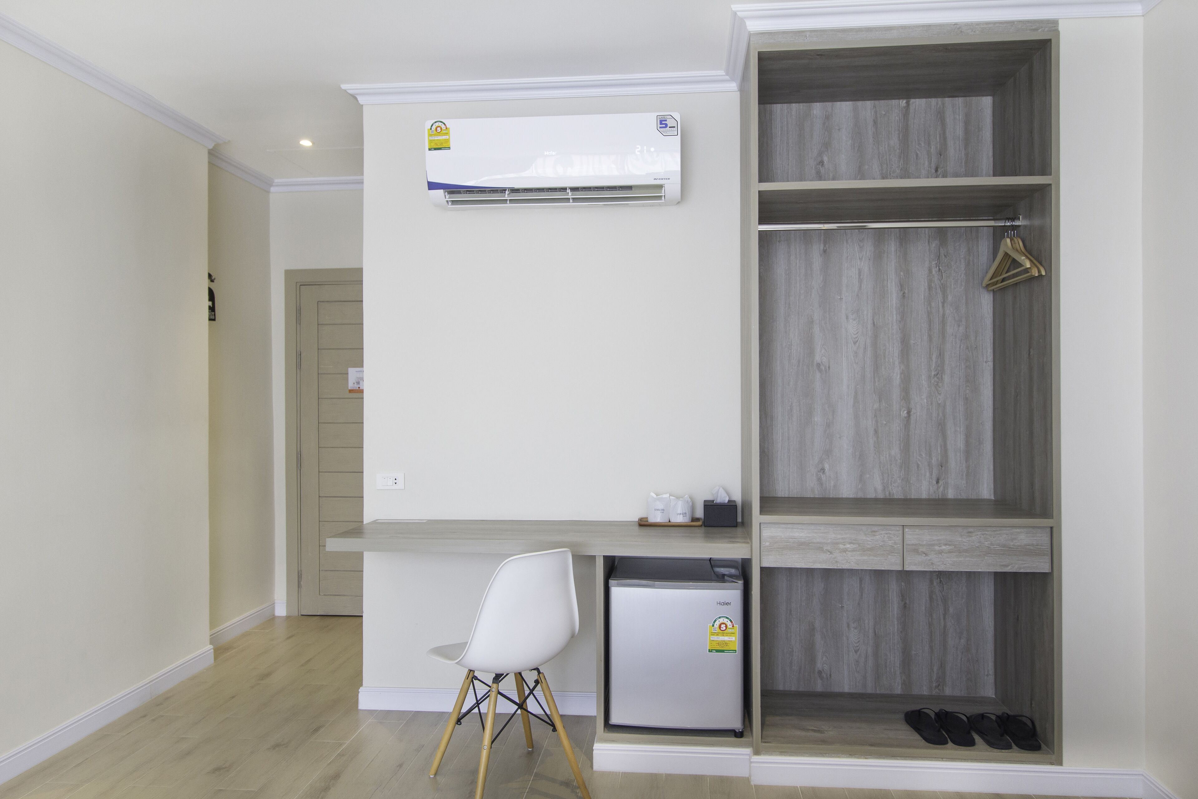 42-inch lcd tv with cable channels, tv