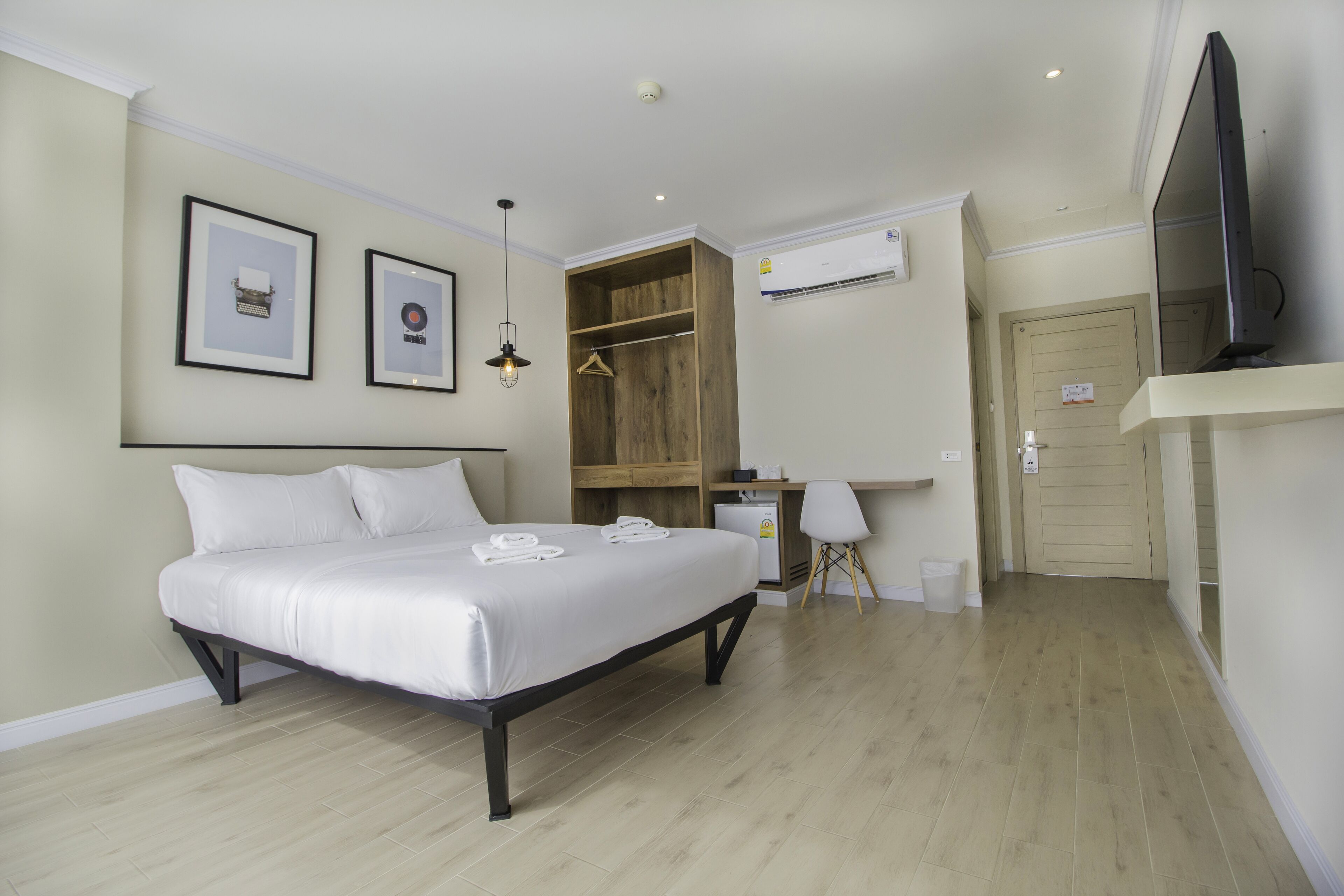 studio double plus  | desk, blackout curtains, rollaway beds, free wifi