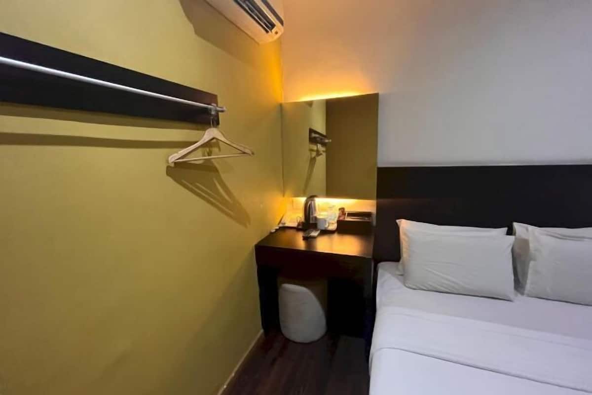 1 slaapkamer, een bureau, geluiddichte muren