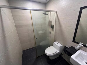 Family Suite | Bathroom | Shower, free toiletries, hair dryer, bathrobes - Capital O 91074 Grand World Hotel (Masai)