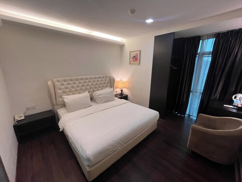 Capital O 91074 Grand World Hotel