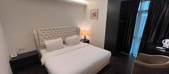 Capital O 91074 Grand World Hotel