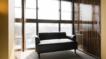 Deluxe Triple Room, Multiple Beds, Non Smoking, Bathtub | 1 bedroom, premium bedding, down comforters, pillowtop beds