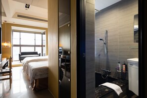 Deluxe Triple Room, Multiple Beds, Non Smoking, Bathtub | 1 bedroom, premium bedding, down comforters, pillowtop beds