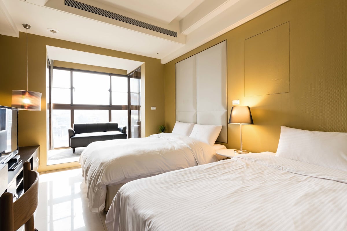 Deluxe Triple Room, Multiple Beds, Non Smoking, Bathtub