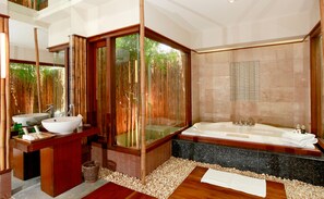 Thingaha Suite | Bathroom | Shower, free toiletries, hair dryer, bathrobes - The Thingaha Nay Pyi Taw (Naypyidaw)