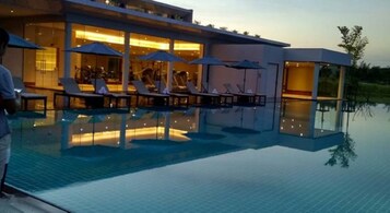 Una piscina al aire libre