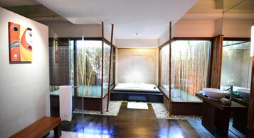 Suite (Thingaha) | Baño | Ducha, artículos de higiene personal gratuitos y secador de pelo