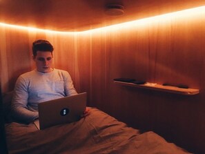 Sengetøy av topp kvalitet, memory foam-senger og safe på rommet