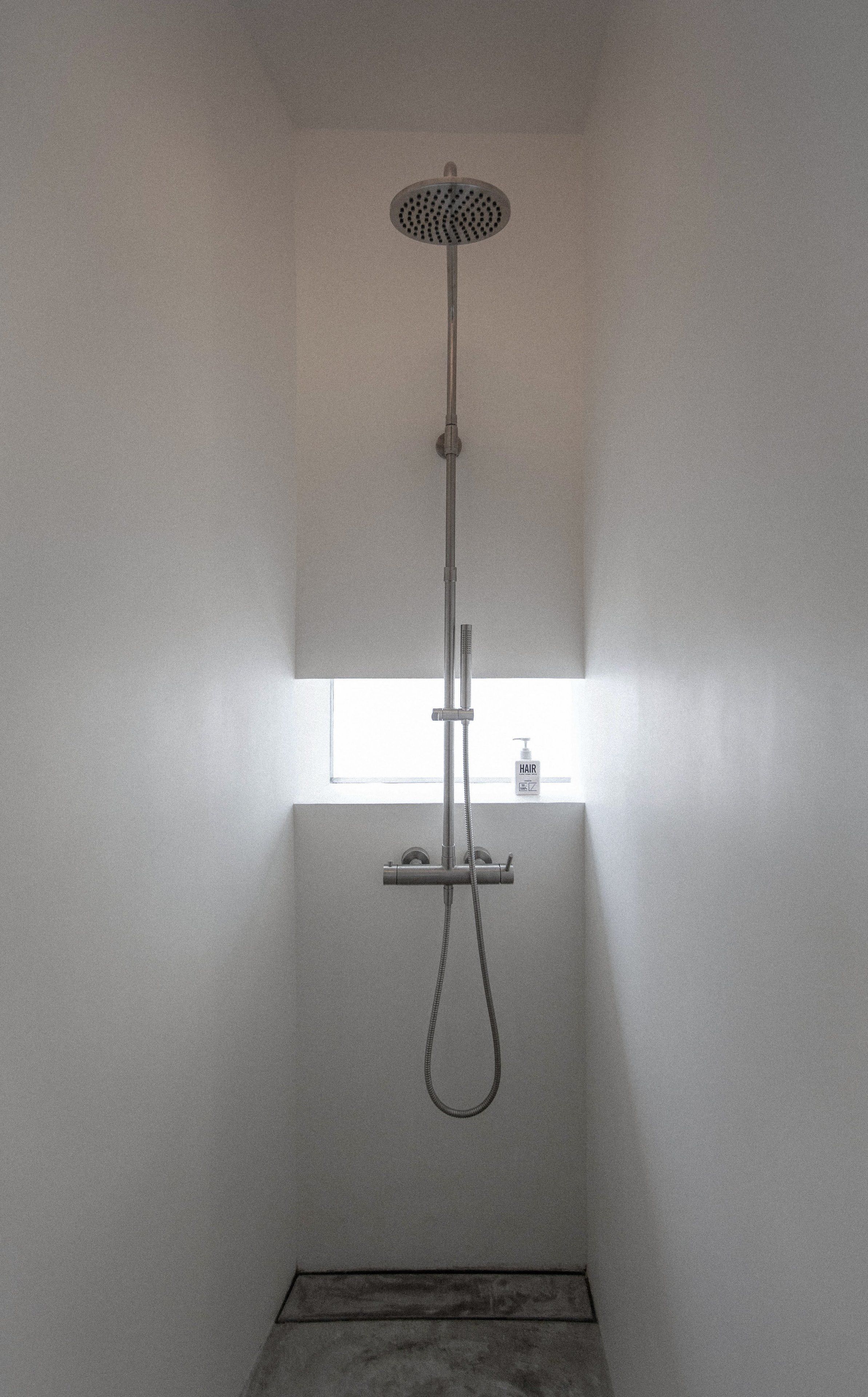 Shower, rainfall showerhead, free toiletries, hair dryer