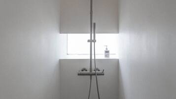 Shower, rainfall showerhead, free toiletries, hair dryer