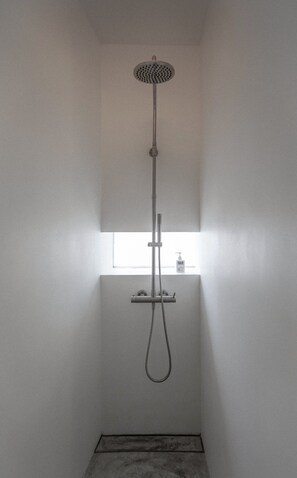 Shower, rainfall showerhead, free toiletries, hair dryer