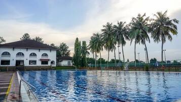 2 kolam renang outdoor