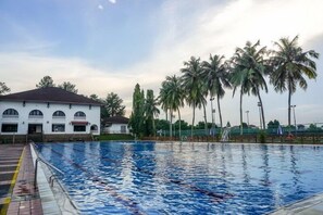 2 piscines extérieures