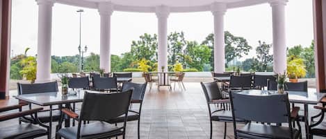 3 間餐廳;供應早餐、午餐和晚餐