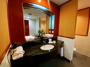 Bañera y ducha independientes y artículos de higiene personal gratuitos