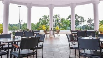 3 restaurants, breakfast, lunch, dinner served; international cuisine